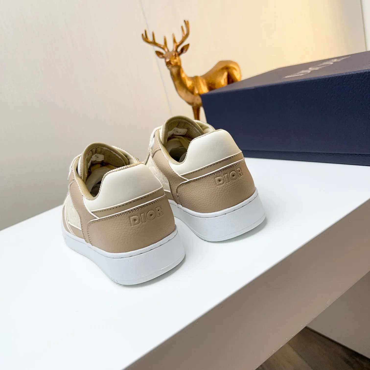 Men's Men's Shoes 💰400 [New] 🦩🦩Dior - Low-top sneakers 2025 spring men's collection new arrivals [Celebrate][Celebrate][Celebrate], reinterpret the basketball shoe design and become a classic Dior item [Strong][Strong][Strong], crafted in black and cream white smooth cowhide with beige suede, leather display on the side The CD logo, tongue, sole and back side are decorated with various distinctive details to enhance the style[666][666], while eyelet details, topstitching and rubber panels highlight the dynamic charm of its athletic style[strong][strong][strong]. It has a two-color rubber sole, which can be matched with various clothing to create a refined look. Size: 38 to 44 (45 can be customized